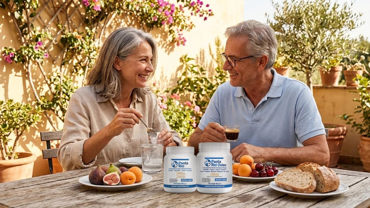 Collagene quanto al giorno: a colazione in terrazza una donna scioglie la polvere in un bicchiere d'acqua, con Panta Rei e Panta Osteo sul tavolo