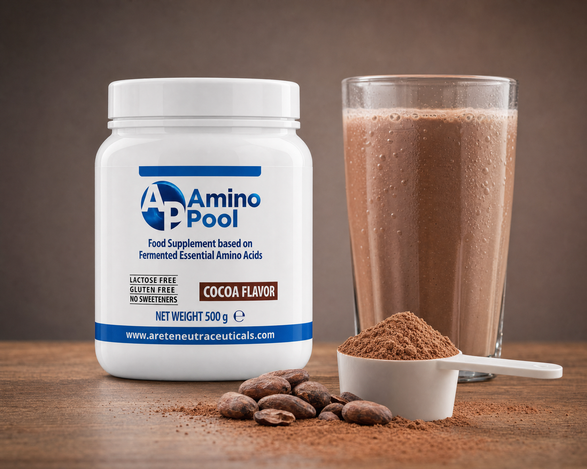 Amino Pool al cacao accanto alla bevanda pronta e al misurino